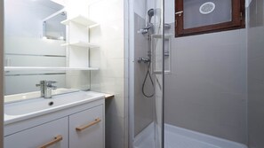 Shower, hair dryer - Beautiful, fully-equipped apt for 6 people (Agde)