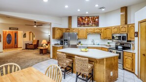 Una cocina amplia con armarios de madera, una isla central y electrodomésticos modernos.