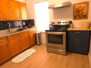 Fridge, microwave, oven, stovetop - Spacious & Clean 3BR APT near Clark University (Worcester)