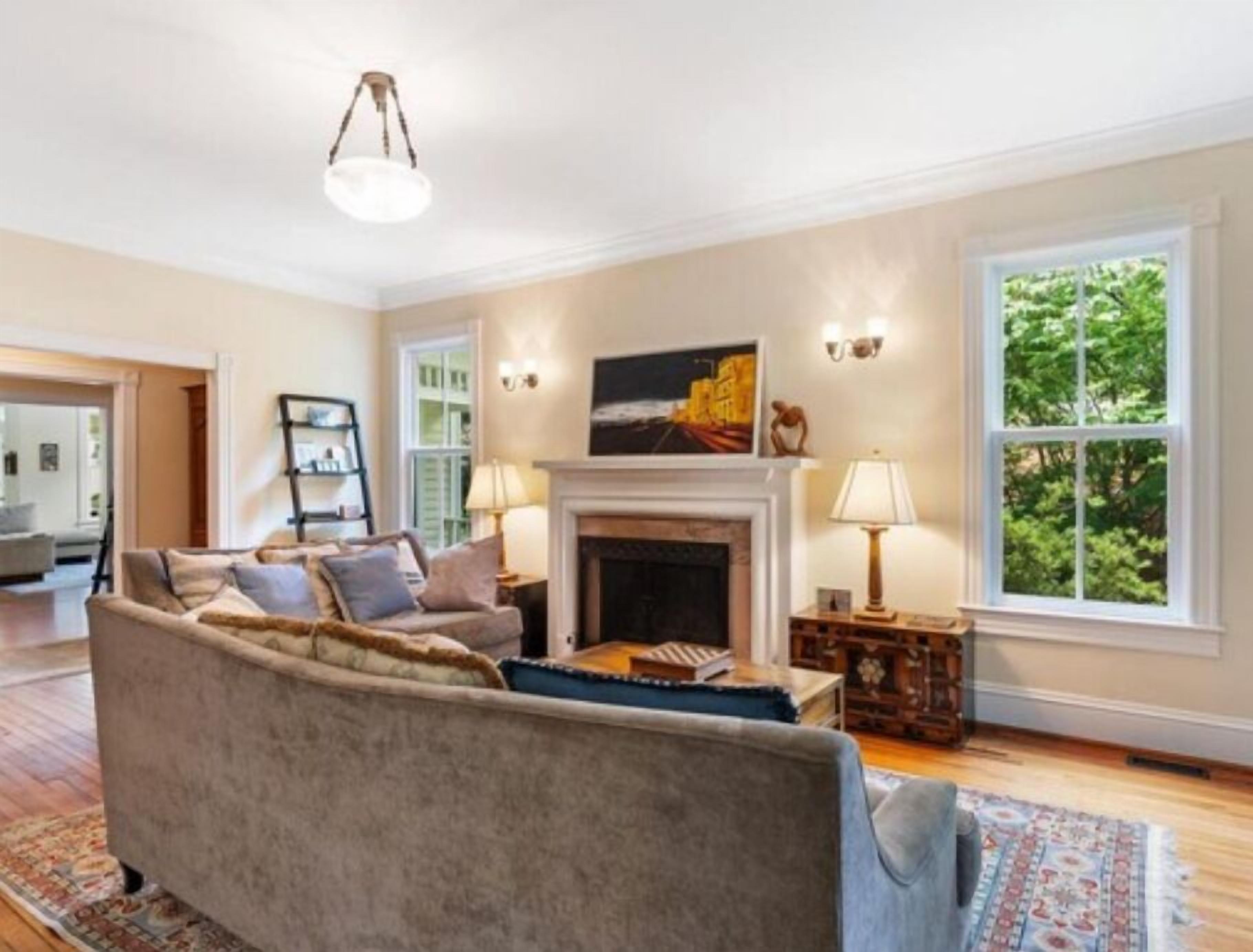 Smart-TV, peis, DVD-spiller og bøker