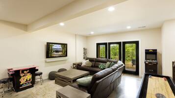 Smart TV, chimenea y libros