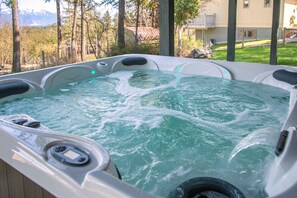 Outdoor spa tub - NEW! Private hot tub w/views, game room (Whitefish)