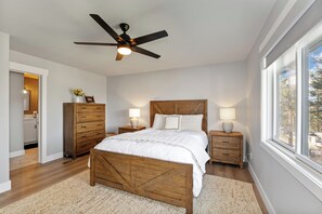 4 bedrooms, desk, iron/ironing board, free WiFi - NEW! Private hot tub w/views, game room (Whitefish)