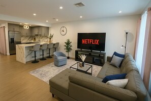 Smart-TV, Kamin, Tischtennisplatte