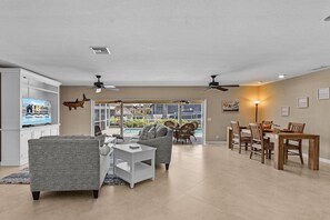 Smart TV - Yacht Club Area, Gulf Access, Heated Saltwater Pool - The Queen Elizabeth - Roelens (Cape Coral)