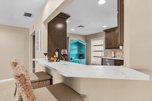 Frigorífic, microones, forn i placa de cuina 