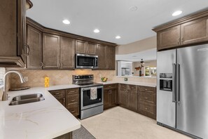 Een koelkast, een magnetron, een oven, een kookplaat