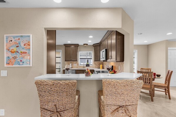 Een koelkast, een magnetron, een oven, een kookplaat