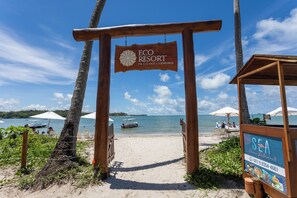 Accommodatie ligt op het strand, wit zand