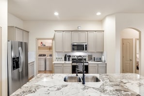 Kylskåp, mikrovågsugn, ugn och spishäll