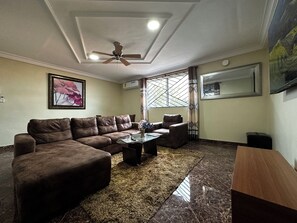 Living area - Modern 2-Bedroom Apartment Near Beach - Rose Villa Accra Suite F3 (Gbawe)