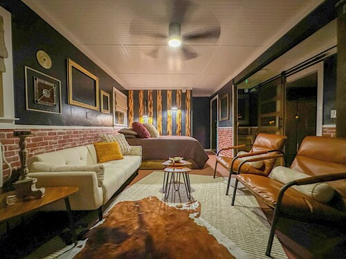 Rustic Downtown Eureka Springs Ground Floor Flat w/ Parking & Full Kitchen
