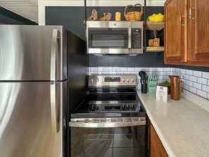 Kylskåp, mikrovågsugn, ugn och spishäll