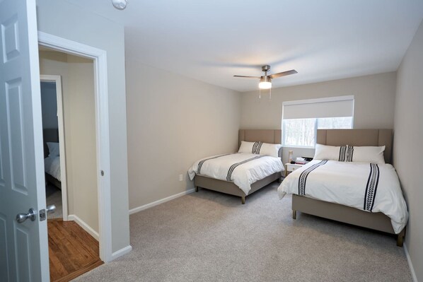 House | 2 bedrooms - Modern Townhouse Retreat W Private Deck (Woodridge)