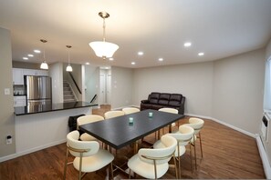 House | 2 bedrooms - Modern Townhouse Retreat W Private Deck (Woodridge)