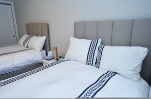 House | 2 bedrooms - Modern Townhouse Retreat W Private Deck (Woodridge)