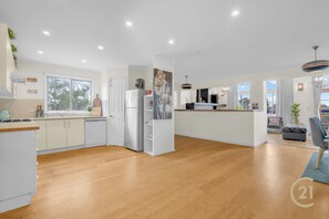 Fridge, microwave, oven, stovetop - Hide away and Nestle amongst the trees (Cattai)