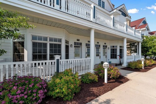 Just Beachy: 4 Bedroom, Sleeps 12!