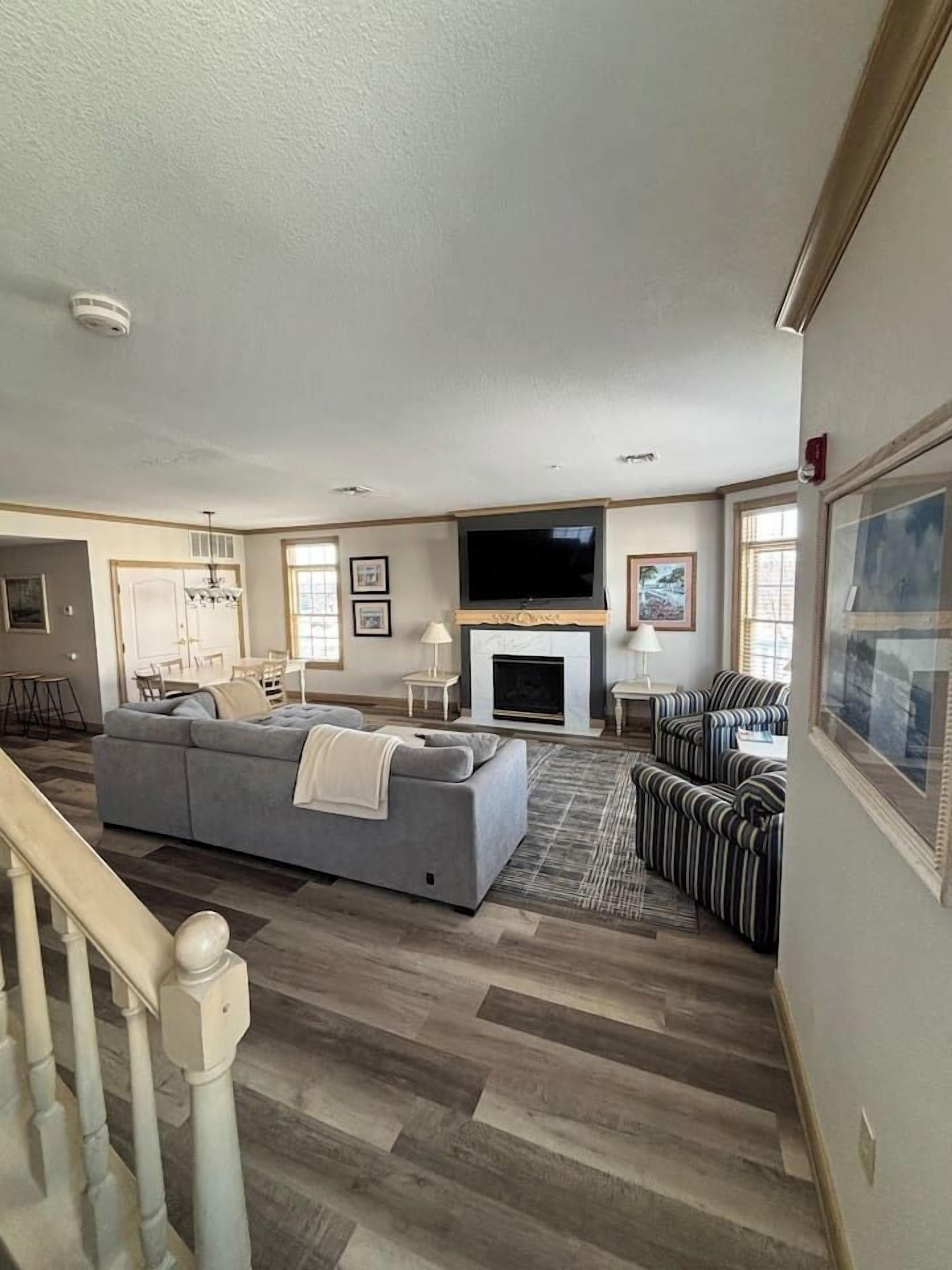 Televisión y chimenea 