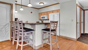 Coffee/tea maker, fridge, microwave, oven - Edgewater Escape: 4 Bedroom, Sleeps 14! (Sheboygan)