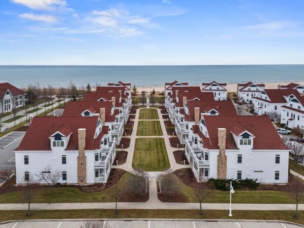 Exterior - Edgewater Escape: 4 Bedroom, Sleeps 14! (Sheboygan)