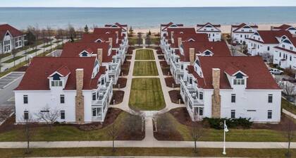 Edgewater Escape: 4 Bedroom, Sleeps 14!