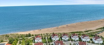 Edgewater Escape: 4 Bedroom, Sleeps 14!