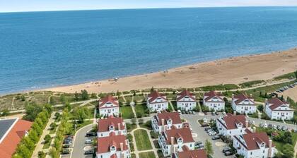 Edgewater Escape: 4 Bedroom, Sleeps 14!