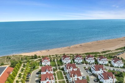 Edgewater Escape: 4 Bedroom, Sleeps 14!