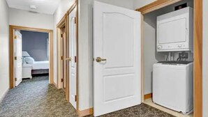 4 bedrooms, WiFi, bed sheets - Edgewater Escape: 4 Bedroom, Sleeps 14! (Sheboygan)
