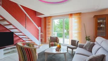 Een televisie, een open haard en een stereo