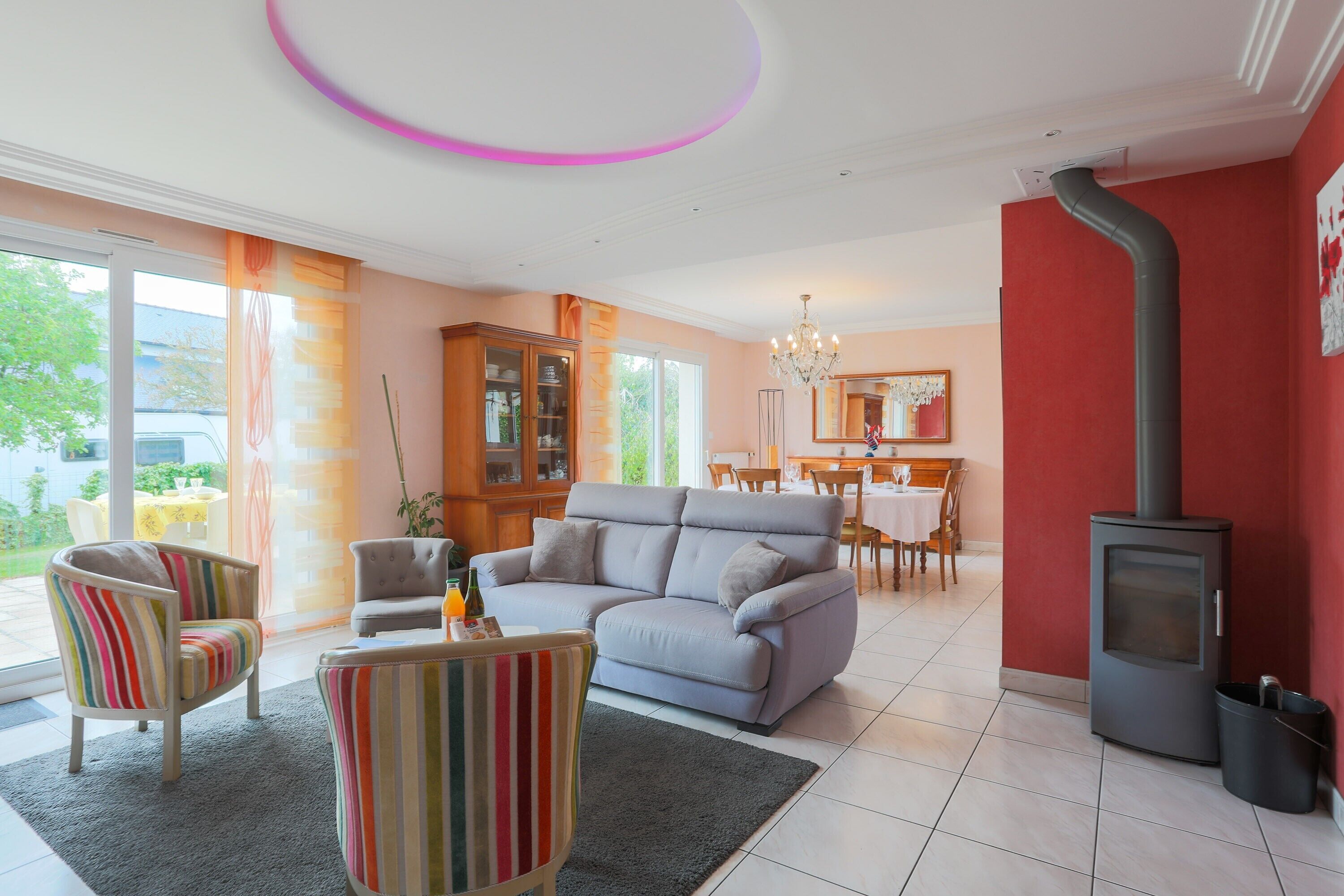 Télévision, cheminée, chaîne hi-fi