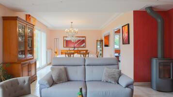 Télévision, cheminée, chaßne hi-fi