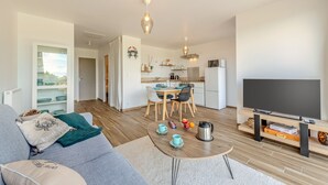 Een moderne woonkamer met een bank, salontafel en tv-meubel.