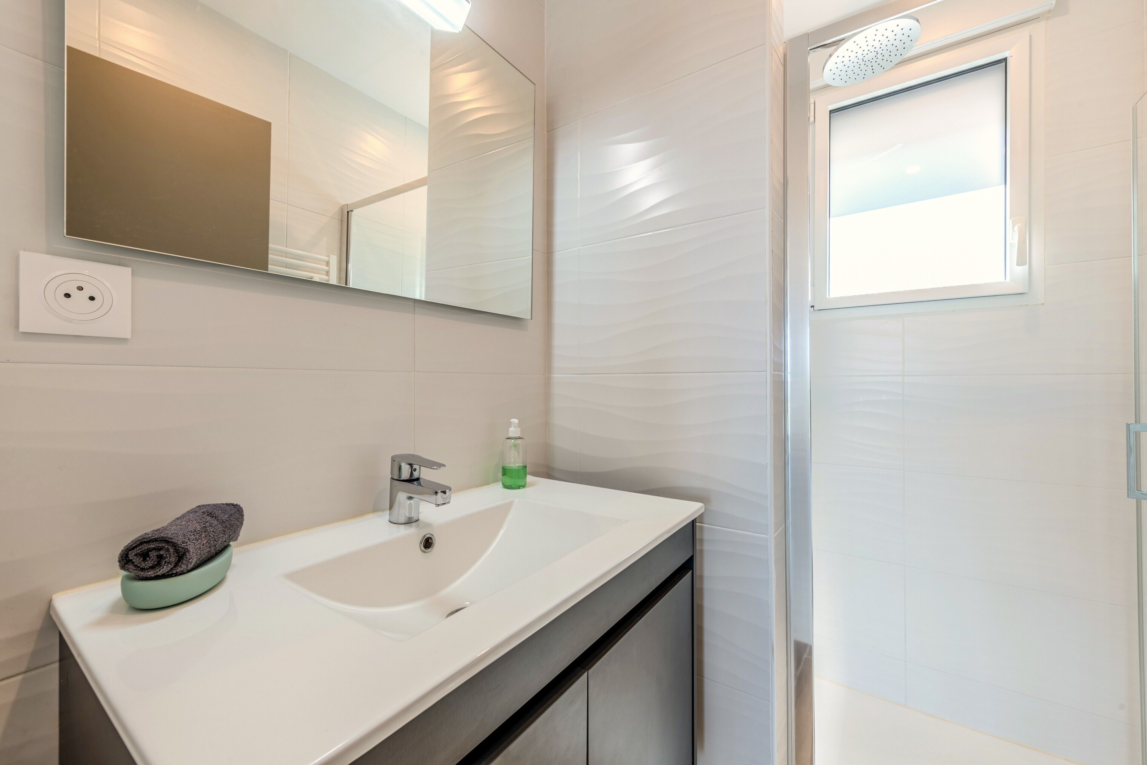 Dusche, Haartrockner, Handtücher