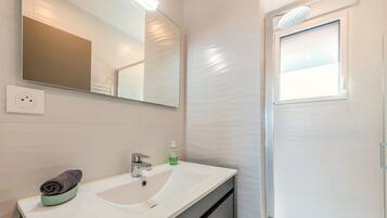 Douche, sĂšche-cheveux, serviettes fournies