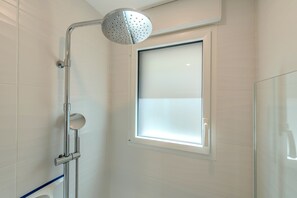 Douche, sèche-cheveux, serviettes fournies