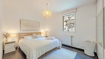 1 habitación, tabla de planchar con plancha, wifi gratis y ropa de cama