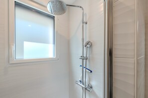 Ducha, secador de pelo, toallas