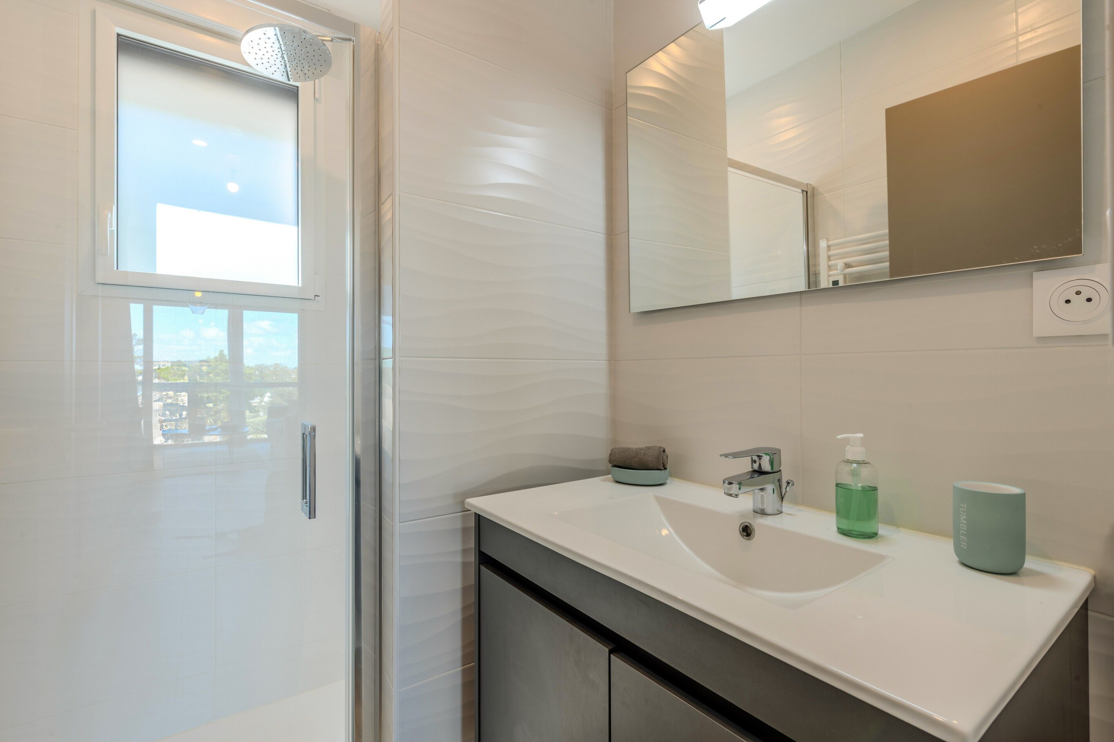 淋浴设施、吹风机、毛巾