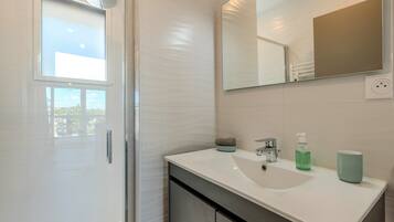 Regadera, secadora de cabello, toallas