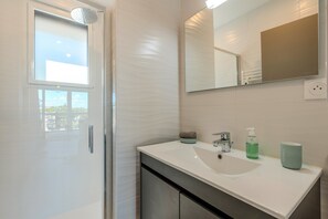 Shower, hair dryer, towels - Apartment 'Les Terrasses De La Palud' with Sea View and Private Terrace (Landéda)