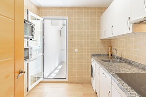 Refrigerador, microondas, horno y parrilla de estufa 