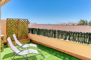 Terrace/patio - Apartment 'Sea Views - 2 Bedrooms' with Shared Pool, Wi-Fi and Air Conditioning (Benalmádena)