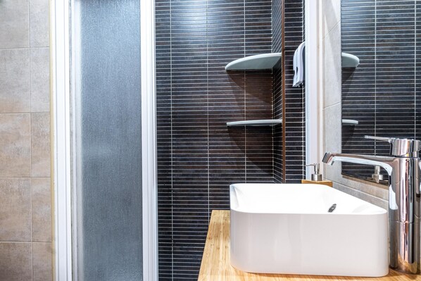 Shower, hair dryer, towels