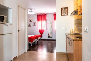 1 habitación, tabla de planchar con plancha, wifi gratis y ropa de cama 