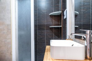 Ducha, secador de pelo, toallas