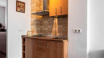 Een koelkast, een magnetron, een kookplaat