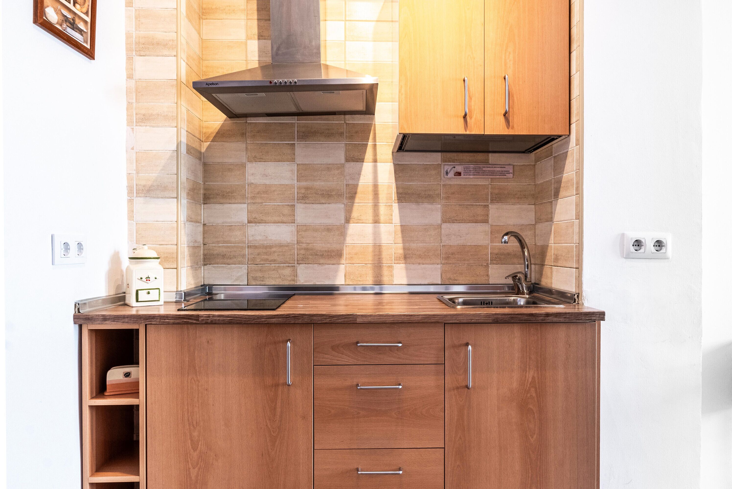 Réfrigérateur, micro-ondes, plaque de cuisson, cafetière/bouilloire