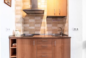 Kjøleskap, mikrobølgeovn, kokeplater og kaffetrakter/tekoker